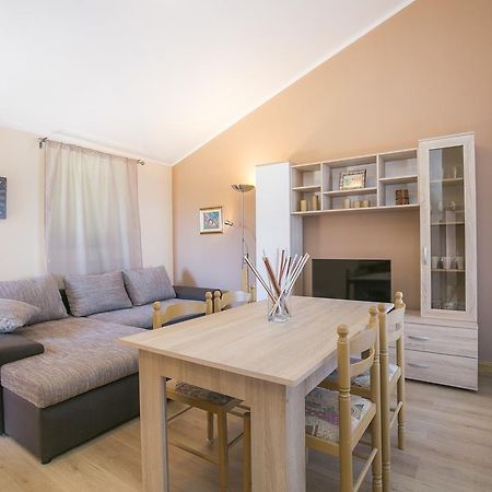 Apartment Gino Ровини Стая снимка