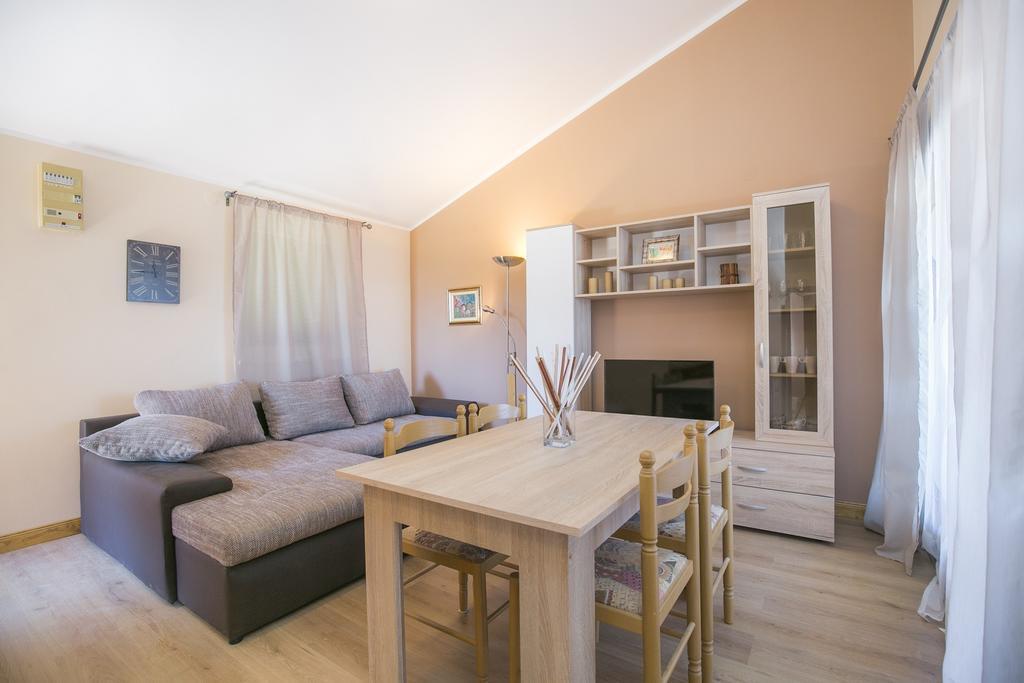 Apartment Gino Ровини Стая снимка